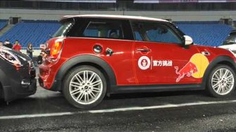 Китаец на MINI установил рекорд Гиннесса по параллельной парковке