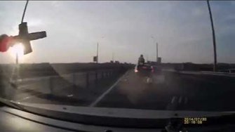 Мотоциклист сделал сальто и приземлился на крышу авто