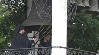 Чудотворно исцеляющий колокольный звон -- Обычные Почаевские чудотворцы и чудеса.